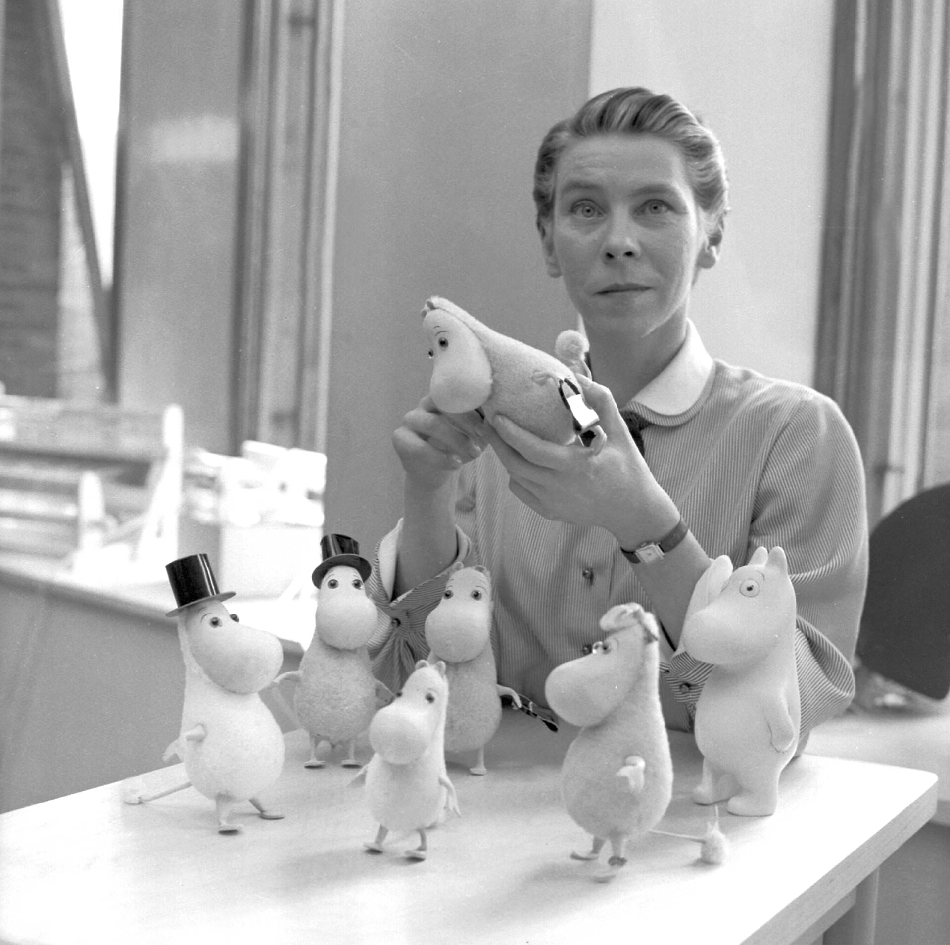 Tove Jansson mit Muminfiguren (1956)